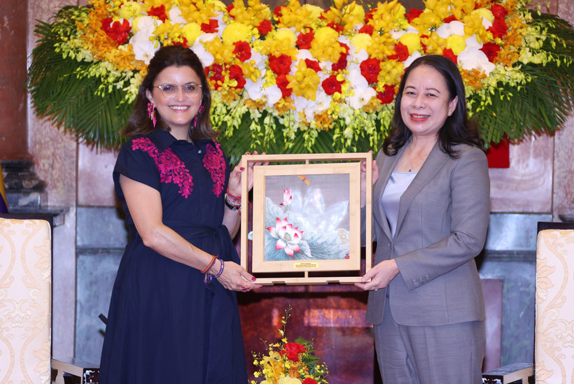 La vicepresidenta vietnamita Vo Thi Anh Xuan entrega un obsequio a la vicepresidenta de Ecuador, María José Pinto González Artigas. (Fuente: VNA)