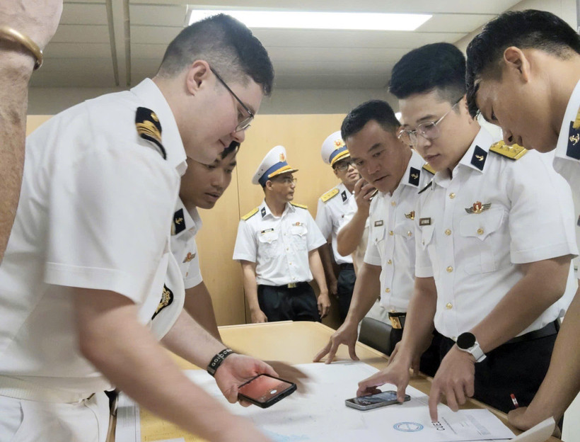 Los oficiales vietnamitas y neozelandeses discuten y acuerdan un plan de entrenamiento conjunto. (Foto: VNA)