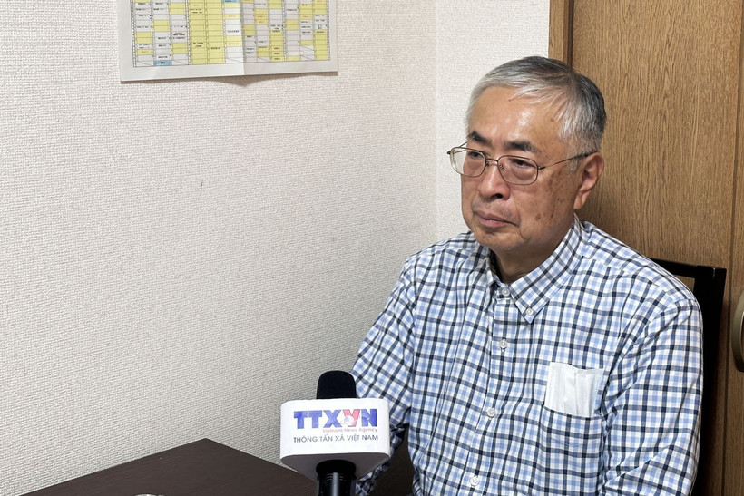 El profesor Kurihara Hirohide de la Universidad de Estudios Extranjeros de Tokio en la entrevista. (Fuente: VNA)