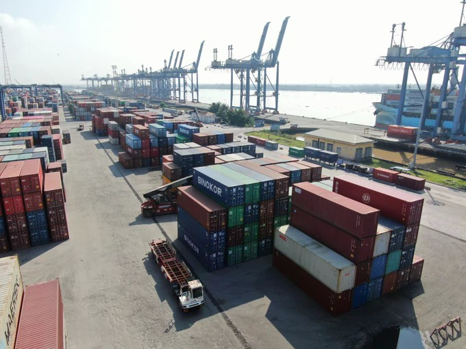 Carga y descarga de contenedores de exportación en el puerto de Cat Lai, Ciudad Ho Chi Minh, un punto importante en la cadena logística. (Foto: sggp.org.vn)