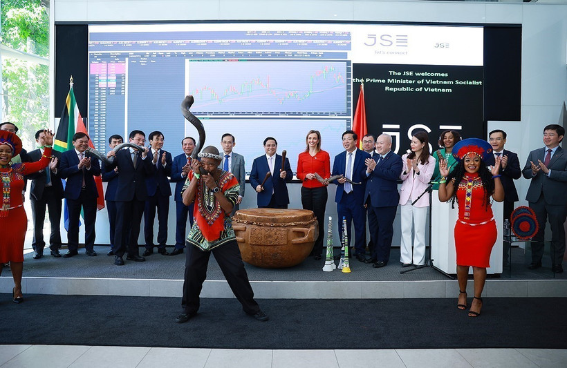 El primer ministro vietnamita, Pham Minh Chinh, y delegados tocan el tambor para inaugurar la sesión bursátil en la Bolsa de Johannesburgo. (Foto: VNA)