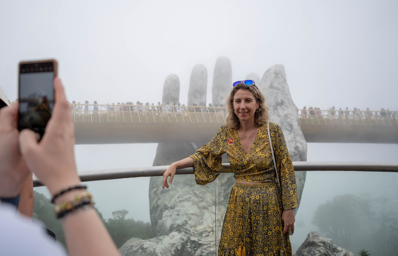 Turistas extranjeros en el puente dorado en Da Nang. (Fuente: Sun Group)