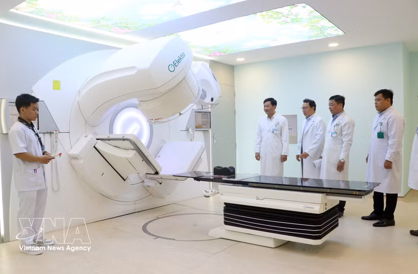 Médicos del Hospital Cho Ray (Ciudad Ho Chi Minh) y del Hospital General Vinh Long (provincia de Vinh Long) supervisan el funcionamiento de un sistema de radioterapia con acelerador lineal para el tratamiento del cáncer. (Fuente: VNA)