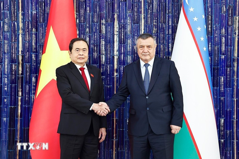 El presidente de la Asamblea Nacional de Vietnam, Tran Thanh Man, y el presidente de la Cámara Legislativa del Oliy Majilis (Cámara baja) de Uzbekistán, Ismoilov Nuriddin Muidinhonovonich. (Fuente: VNA)