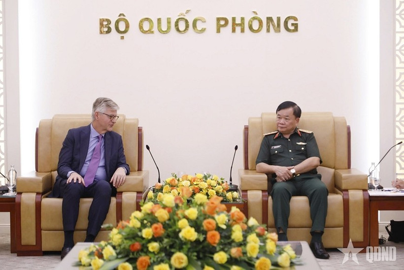 El viceministro de Defensa de Vietnam, teniente general Hoang Xuan Chien, recibe al subsecretario general de las Naciones Unidas, Jean-Pierre Lacroix. (Fuente: VNA)