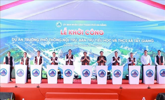 El primer ministro vietnamita, Pham Minh Chinh, y delegados en la inauguración de la construcción del internado primario y secundario de Tay Giang. (Fuente: VNA)