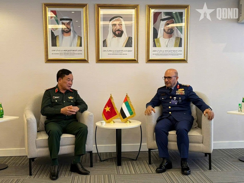 El coronel general Hoang Xuan Chien, viceministro de Defensa, se reunió con el teniente general Ibrahim Nasser Al-Alawi, viceministro de Defensa de los Emiratos Árabes Unidos. (Fuente: qdnd.vn)