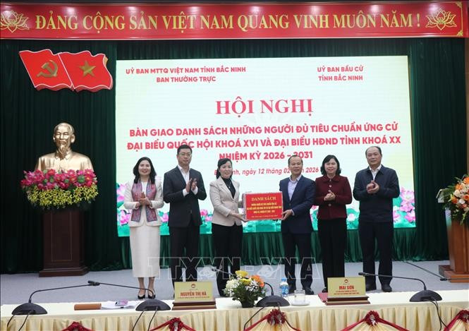 El Comité del Frente de la Patria de Vietnam en la provincia de Bac Ninh entrega al Comité Electoral Provincial la lista de candidatos calificados para la elección de diputados a la Asamblea Nacional de XVI Legislatura y a los Consejos Populares en todos los niveles para el período 2026-2031. (Fuente: VNA)