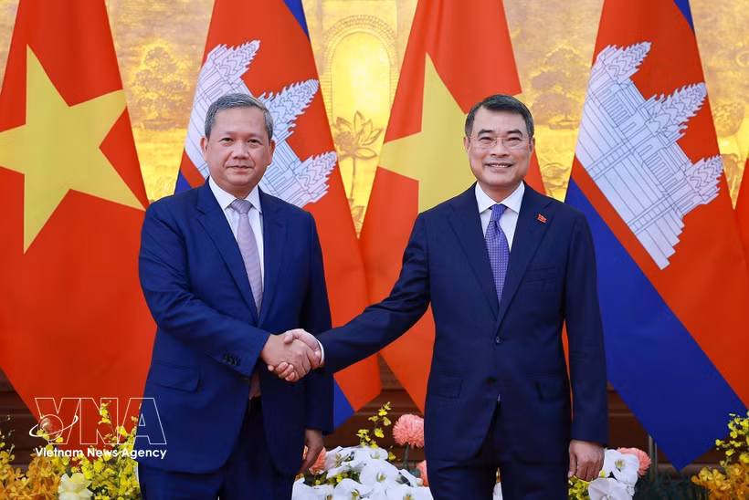 El primer ministro vietnamita, Le Minh Hung, y su homólogo camboyano, Hun Manet. (Fuente: VNA)