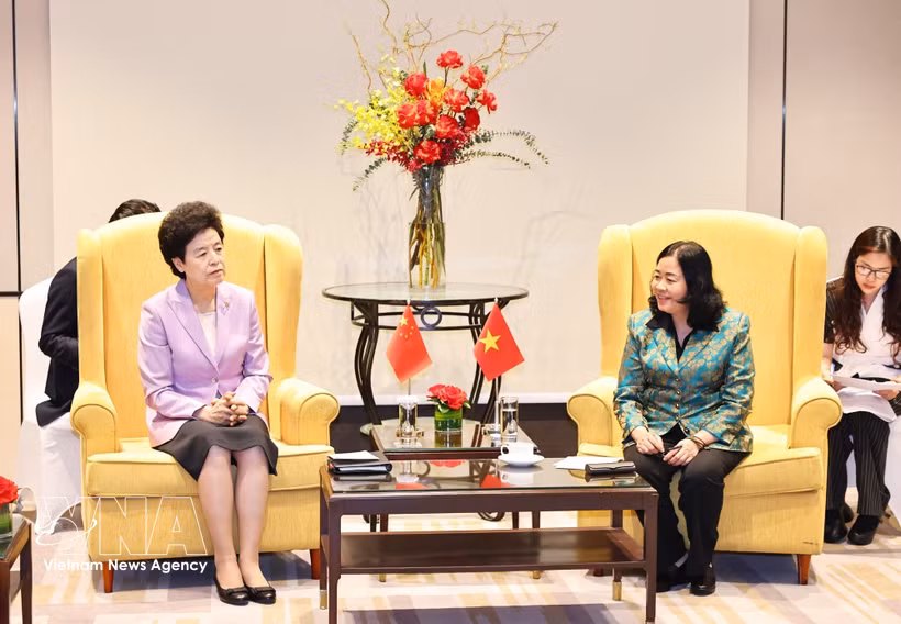 La miembro del Buró Político, secretaria del Comité Central del Partido Comunista de Vietnam y presidenta del Frente de la Patria, Bui Thi Minh Hoai, recibe a Xian Hui vicepresidenta del Comité Nacional de la Conferencia Consultiva Política del Pueblo Chino. (Fuente: VNA)
