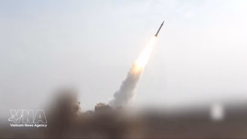 Un vídeo difundido por las fuerzas hutíes en Yemen muestra el lanzamiento de misiles hipersónicos desde una ubicación secreta en Yemen, dirigidos contra objetivos en Israel. (Foto: Xinhua/VNA)