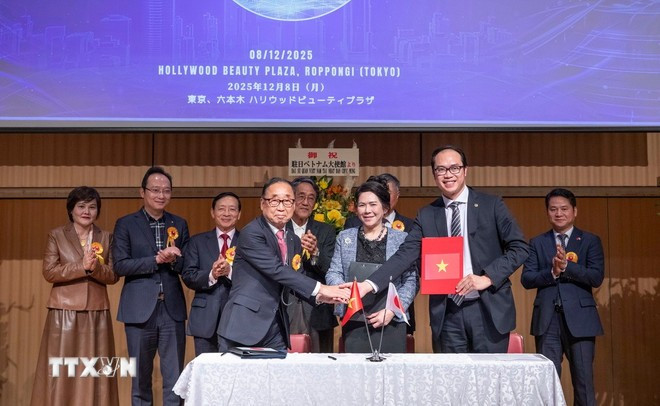 La Asociación de Vietnam en Japón, la VJBA y la Academia de Costura Ushiyama firman un acuerdo de cooperación. (Foto: VNA)