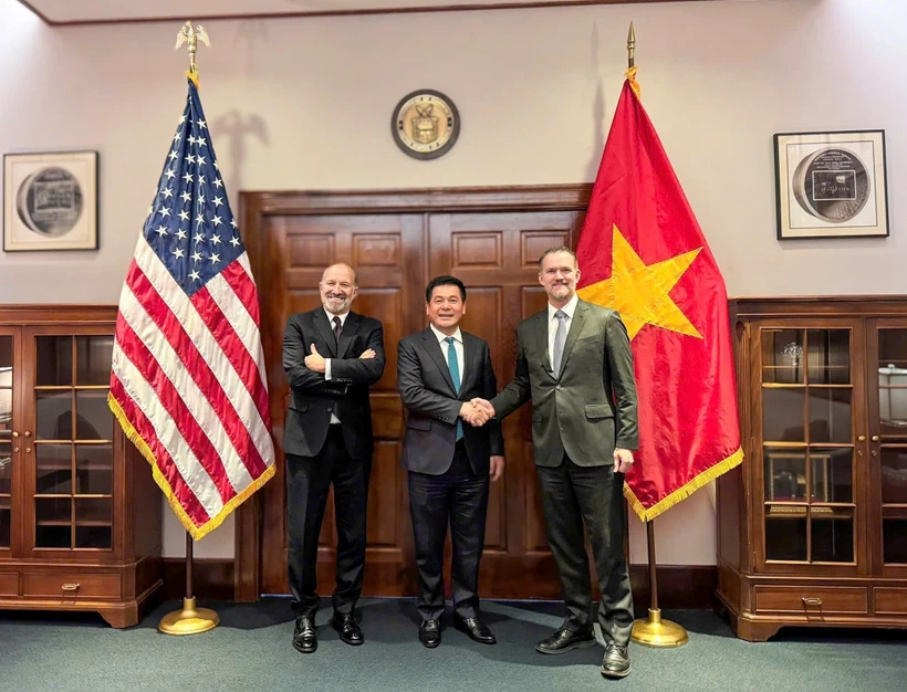 El Ministro de Industria y Comercio de Vietnam, Nguyen Hong Dien (centro) y el secretario de Comercio de Estados Unidos, Howard Lutnick, y el representante de Comercio (USTR), embajador Jamieson Greer. (Fuente: VNA)