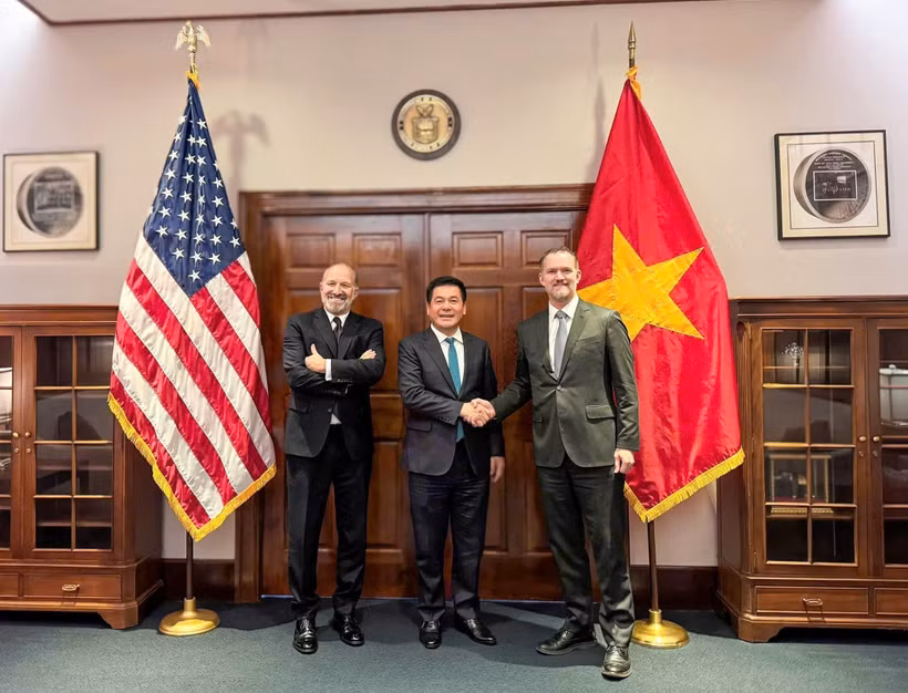 El Ministro de Industria y Comercio de Vietnam, Nguyen Hong Dien (centro) y el secretario de Comercio de Estados Unidos, Howard Lutnick, y el representante de Comercio (USTR), embajador Jamieson Greer. (Fuente: VNA)