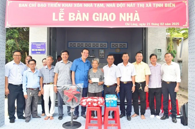 Entregan la gran casa solidaria a Neang Bich, ciudadana en el barrio de Chi Lang, comuna de Tinh Bien, provincia de An Giang. (Fuente: VNA)