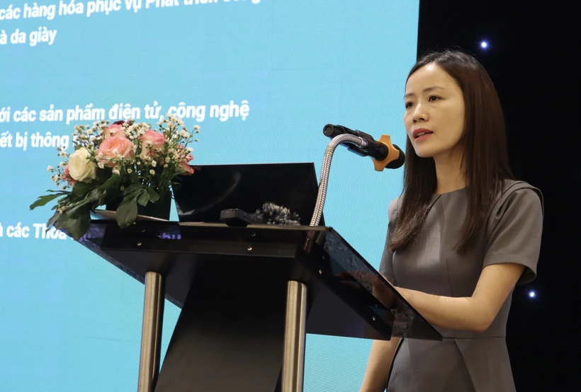 Le Thi Mai Anh, representante del Ministerio de Industria y Comercio, habla en el evento. (Fuente: VNA)