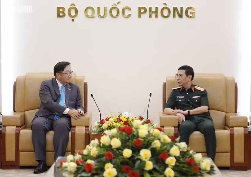 El viceprimer ministro y titular de Defensa de Vietnam, general Phan Van Giang, (derecha) recibe al embajador malasio en Hanoi, Dato' Tan Yang Thai. (Fuente: qdnd.vn)