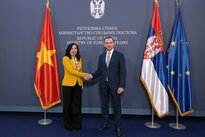 El vicecanciller serbio Damjan Jovic y su homóloga vietnamita Le Thi Thu Hang. (Fuente: VNA)