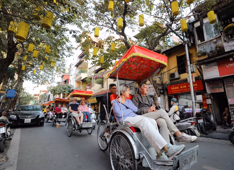 Turistas extranjeros disfrutan de la belleza ancestral del Casco Antiguo de Hanoi en ciclo. (Foto: VNA)
