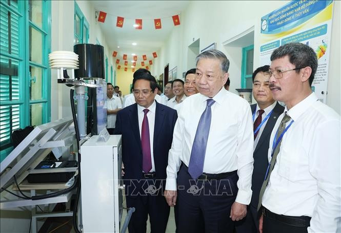 El secretario general del Partido Comunista de Vietnam , To Lam, el primer ministro Pham Minh Chinh y delegados asisten a una introducción a las aplicaciones de la energía nuclear para la paz. (Fuente: VNA)