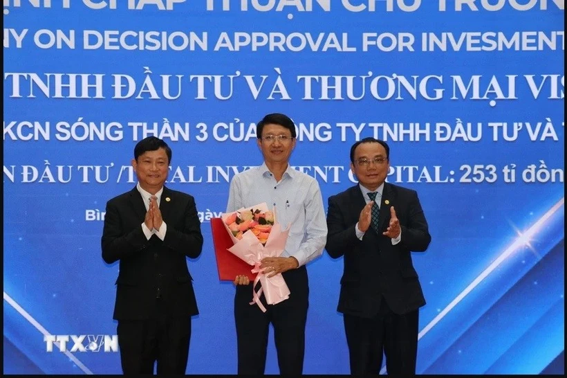 El presidente del Comité Popular de Binh Duong, Vo Van Minh, otorga certificados de inversión a negociantes nacionales. (Fuente: VNA)