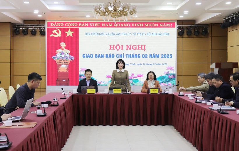 En la conferencia de prensa sobre la organización del Programa de Reunión de Primavera de 2025 y la 16ª Conferencia del Comité de Trabajo Conjunto entre provincias vietnamitas y chinas. (Fuente: baoquangninh.vn)