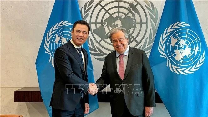 El secretario general de las Naciones Unidas, António Guterres, y el embajador Dang Hoang Giang, jefe de la misión permanente de Vietnam ante la mayor organización mundial. (Fuente: VNA)