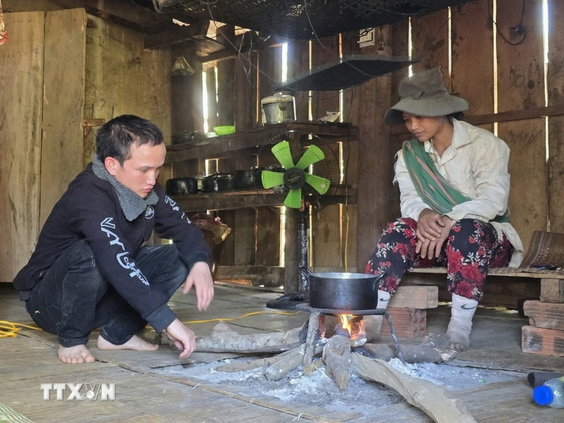 A Nhanh (izquierda) de la comuna de Dak Na (distrito de Tu Mo Rong, provincia de Kon Tum) fue rescatado y regresó a casa tras ser engañado para ir a Camboya con el engaño de "trabajo fácil, salario alto". (Foto: VNA)