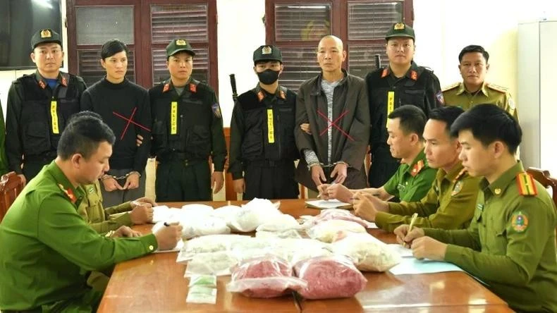 La Policía de la provincia de Quang Binh detiene a traficantes de drogas e incauta sustancias narcóticas. (Fuente: https://baophapluat.vn/)