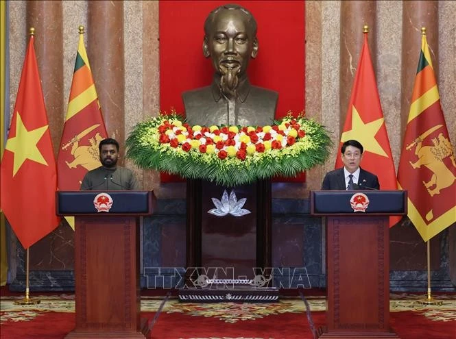 El presidente vietnamita, Luong Cuong, y su homólogo esrilanqués, Anura Kumara Dissanayaka, en la rueda de prensa. (Fuente: VNA)