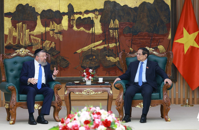 El primer ministro vietnamita, Pham Minh Chinh, recibe al ministro del Trabajo de Israel, rabino Yoav Ben Tzur. (Fuente: VNA)