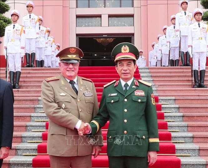 El general Phan Van Giang, ministro de Defensa de Vietnam, recibe al general de cuerpo de ejército Álvaro López Miera, ministro de las Fuerzas Armadas Revolucionarias de Cuba. (Fuente: VNA)