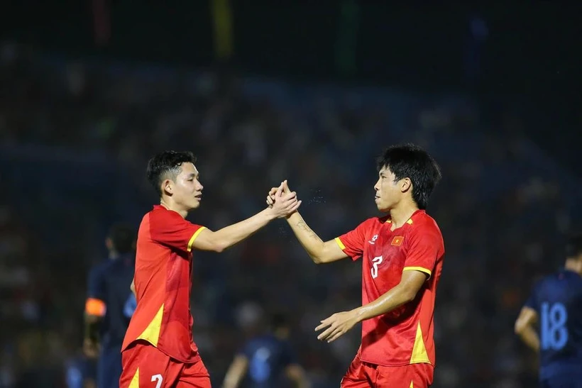 Jugadores vietnamitas celebran la víctoria. (Fuente: thethaovanhoa.vn)