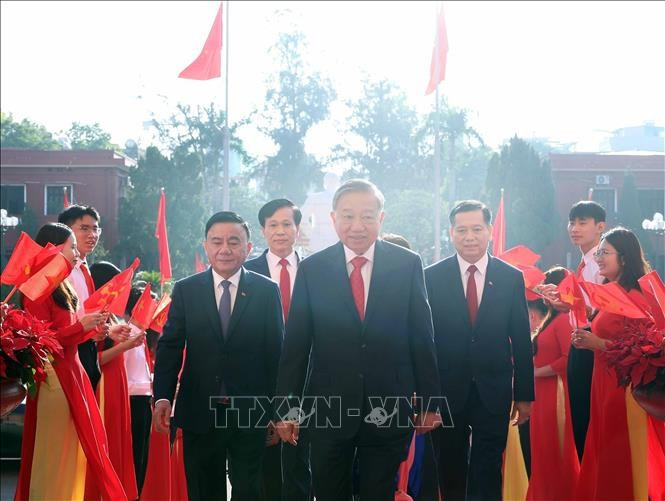El secretario general del Partido Comunista de Vietnam (PCV), To Lam, participa en la primera Asamblea del Partido de los órganos centrales para el período 2025-2030. (Fuente: VNA)