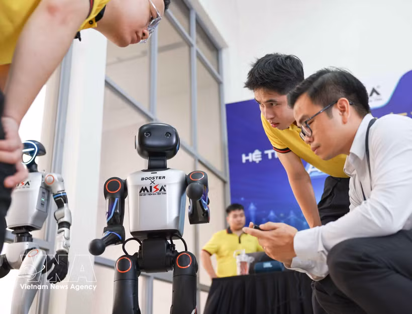 Zona de exhibición y presentación de productos en el AI Day 2026. (Fuente: VNA)