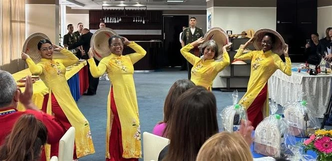 Estudiantes de la Universidad UNEFA realizan la danza del sombrero cónico vietnamita. (Fuente: VNA)