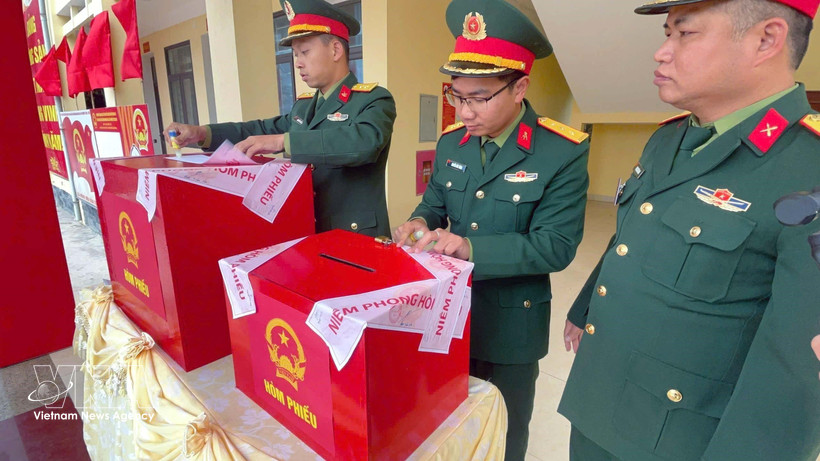 Sellado de urnas en un colegio electoral de la isla Bach Long Vi. (Foto: VNA)