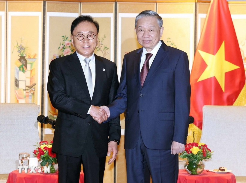 El secretario general del Partido Comunista de Vietnam, To Lam, recibió en Busan al excónsul honorario de Vietnam en Corea del Sur, Park Soo Kwan. (Fuente: VNA)