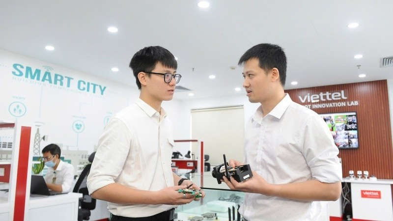 Ingenieros de Viettel discuten el desarrollo de soluciones tecnológicas. (Fuente: VNA)