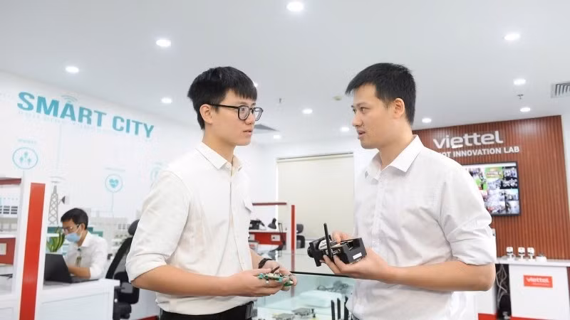 Ingenieros de Viettel discuten el desarrollo de soluciones tecnológicas. (Fuente: VNA)