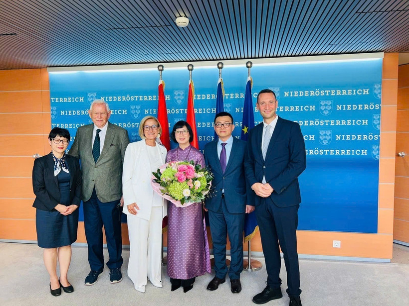 Vu Le Thai Hoang, embajador de Vietnam en Austria (segundo desde la derecha), la gobernadora de Baja Austria, Johanna Mikl-Leitner, y delegados. (Foto: VNA)
