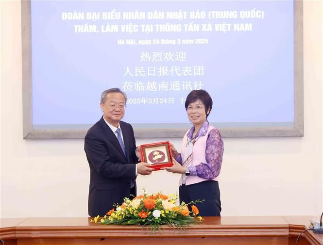 La directora general de la Agencia Vietnamita de Noticias (VNA), Vu Viet Trang, recibió al editor en jefe del Diario del Pueblo (China), Chen Jianwen. (Fuente: VNA)