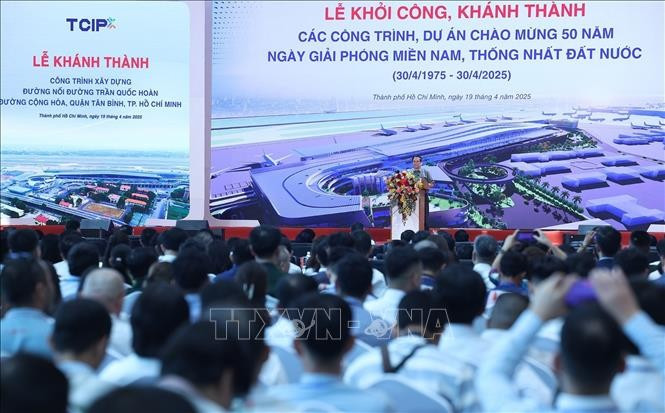 El primer ministro Pham Minh Chinh participó en la inauguración de un proyecto clave en el centro de la Terminal T3, Aeropuerto Internacional Tan Son Nhat, Ciudad Ho Chi Minh. (Fuente: VNA)