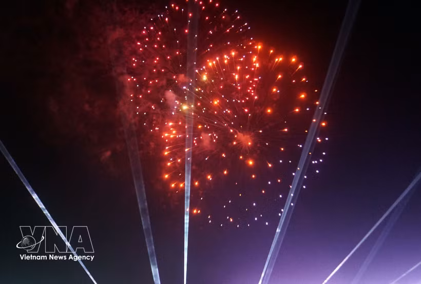 Espectáculo artístico de fuegos artificiales durante la noche de inauguración. (Fuente: VNA)