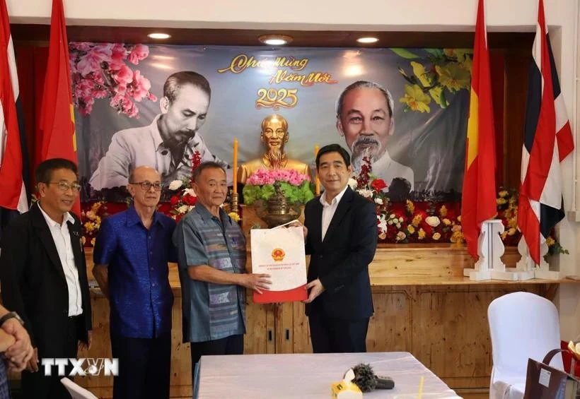 El embajador Pham Viet Hung (extremo derecho) entregó un recuerdo a Nguyen Van Tri, presidente de la Asociación Vietnamita de la provincia de Sakaeo. (Fuente: VNA)