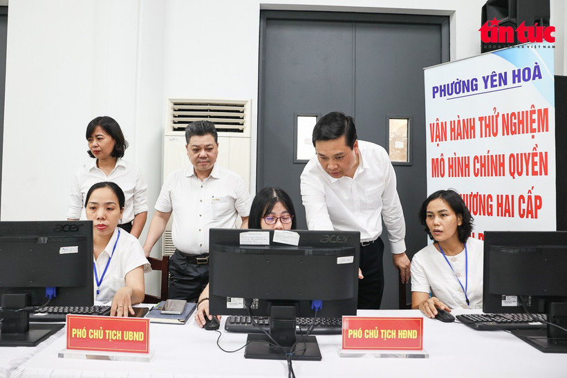 Las autoridades del distrito de Yen Hoa - Hanoi revisan el sistema de tecnología de la información en el primer día de pruebas de la administración local de dos niveles. (Fuente: VNA)