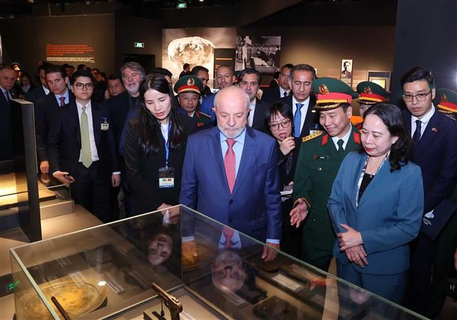 El presidente de Brasil, Luiz Inácio Lula da Silva y la subjefa del Estado de Vietnam, Vo Thi Anh Xuan, en el Museo de Historia Militar. (Fuente: VNA)