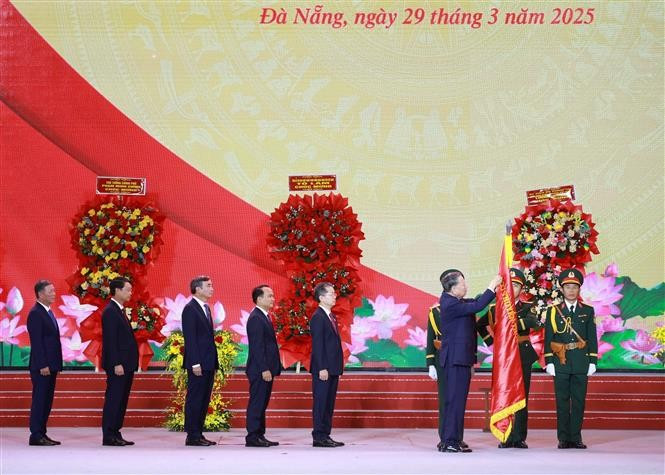 El secretario general del Partido Comunista de Vietnam, To Lam, coloca la Orden de Trabajo de primera clase en la bandera tradicional de la ciudad de Da Nang. (Foto: VNA)