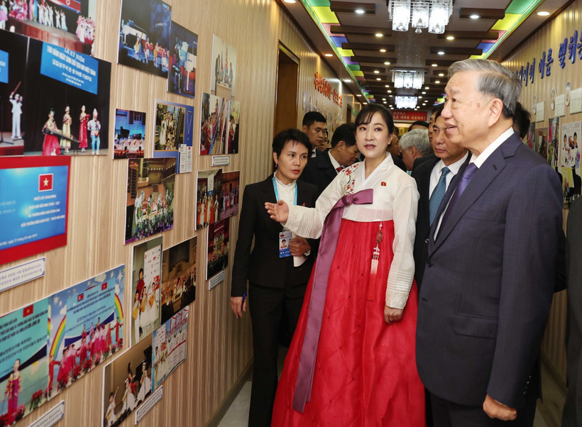El secretario general del Partido Comunista de Vietnam, To Lam, visita el jardín de infancia Kieng Sang. (Fuente: VNA)