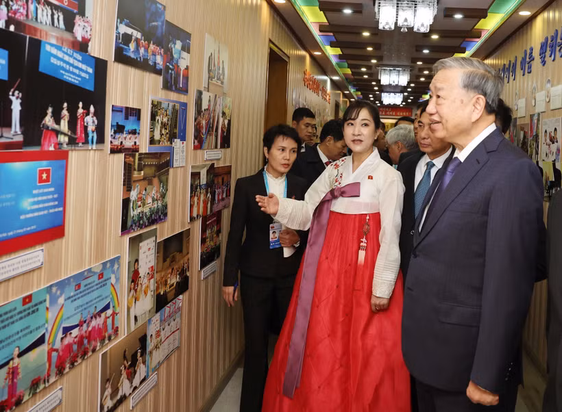El secretario general del Partido Comunista de Vietnam, To Lam, visita el jardín de infancia Kieng Sang. (Fuente: VNA)